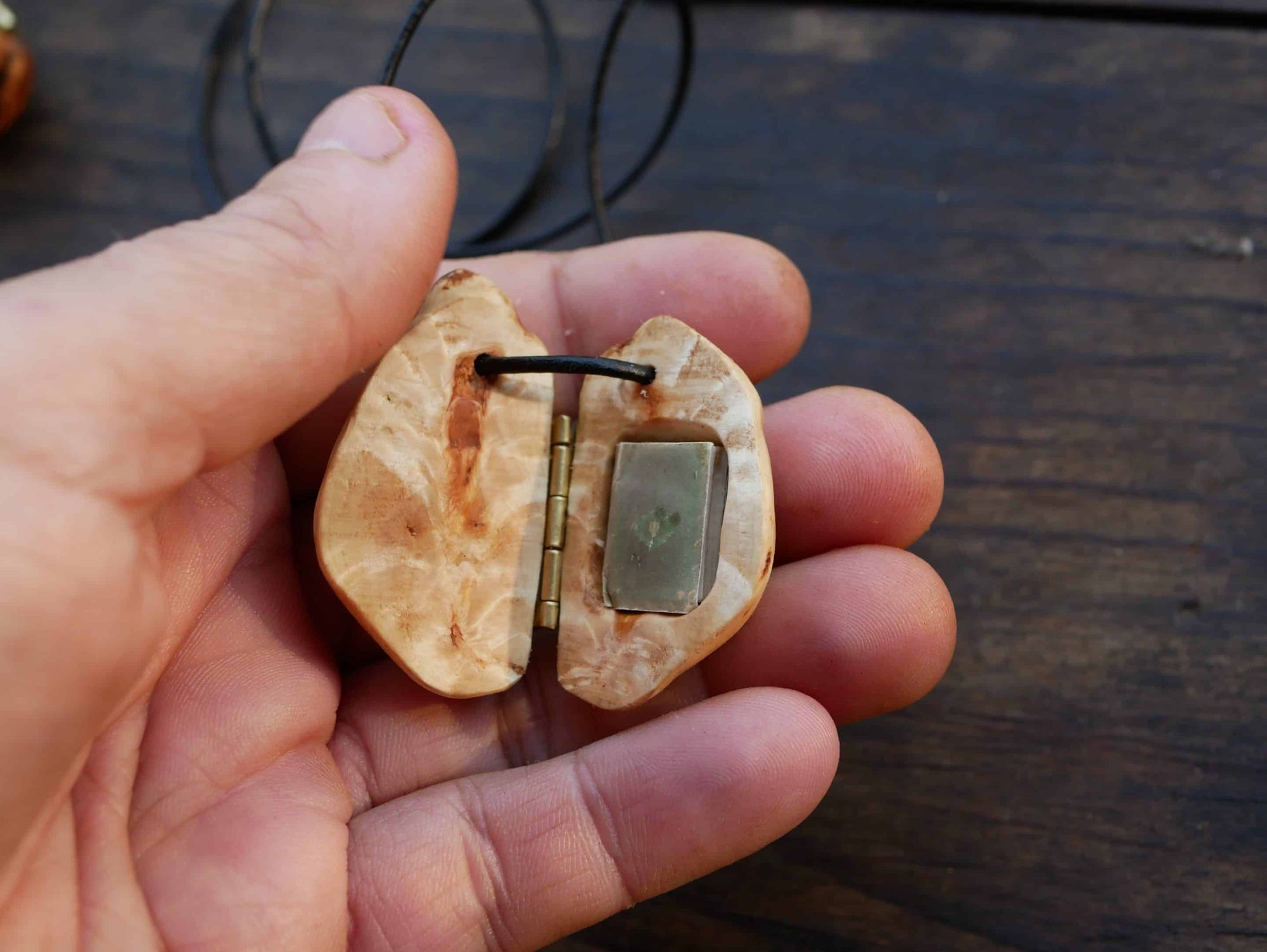 Medaillon aus Baumperle mit Büchlein