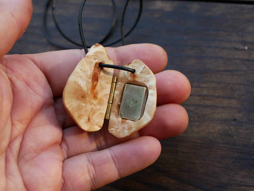 Medaillon aus Baumperle mit Büchlein