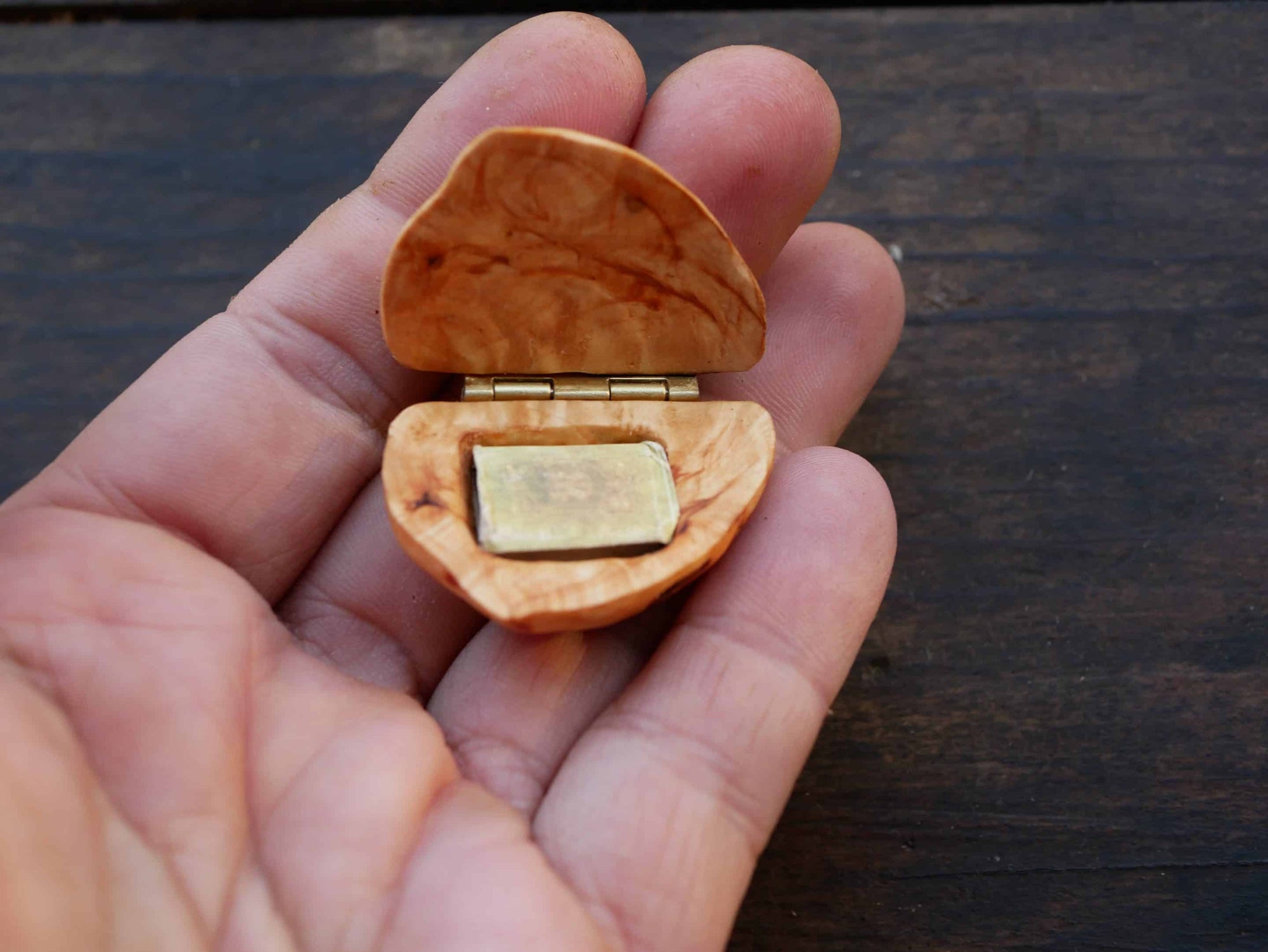 Medaillon aus Baumperle mit Büchlein