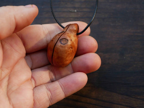 Medaillon aus Baumperle mit Büchlein
