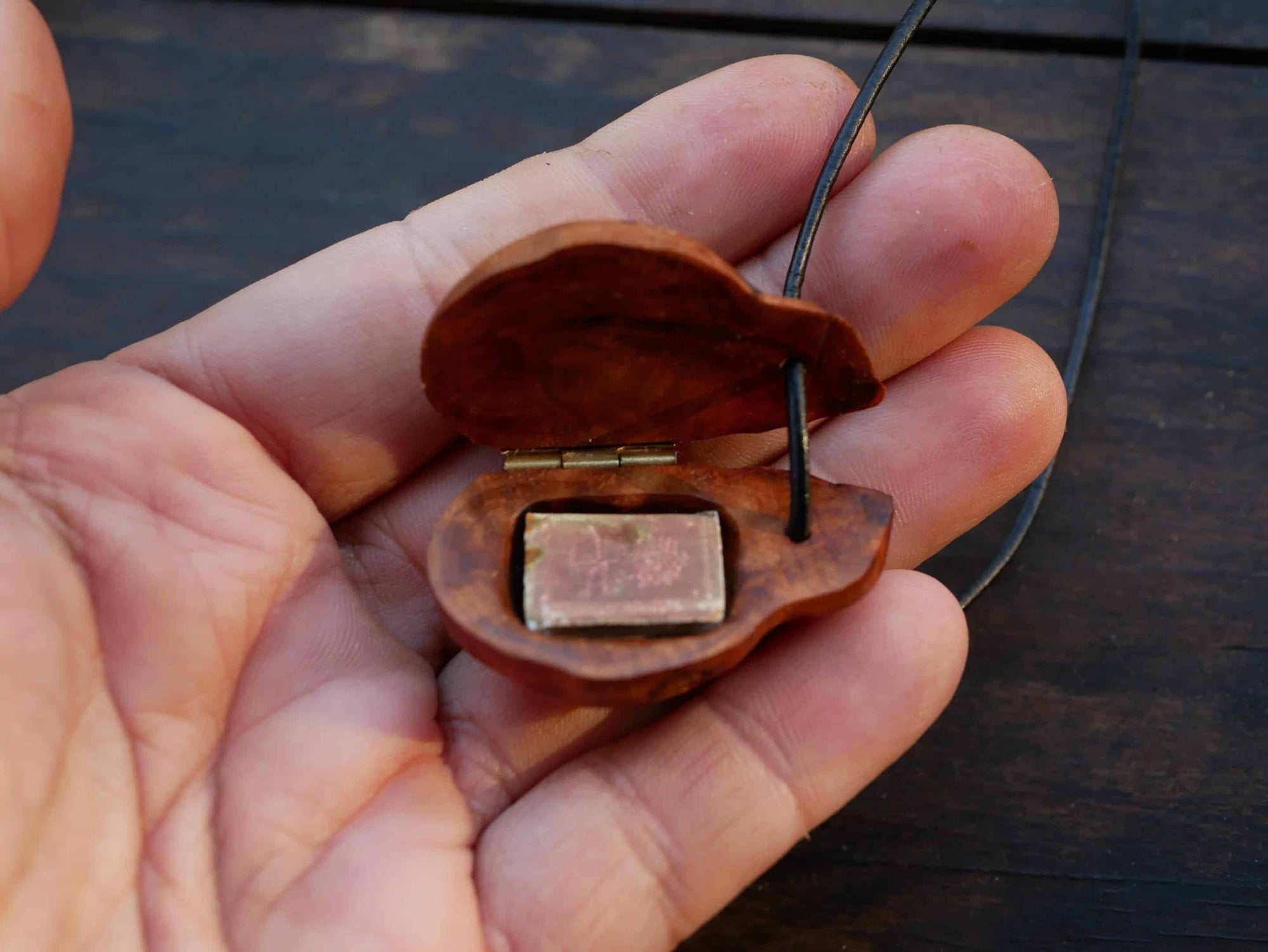 Medaillon aus Baumperle mit Büchlein