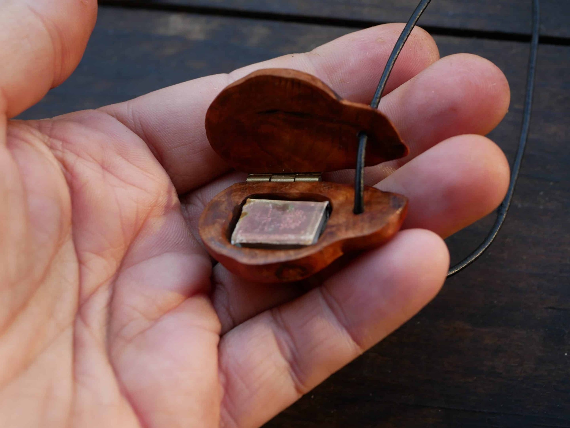 Medaillon aus Baumperle mit Büchlein