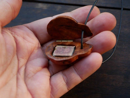 Medaillon aus Baumperle mit Büchlein