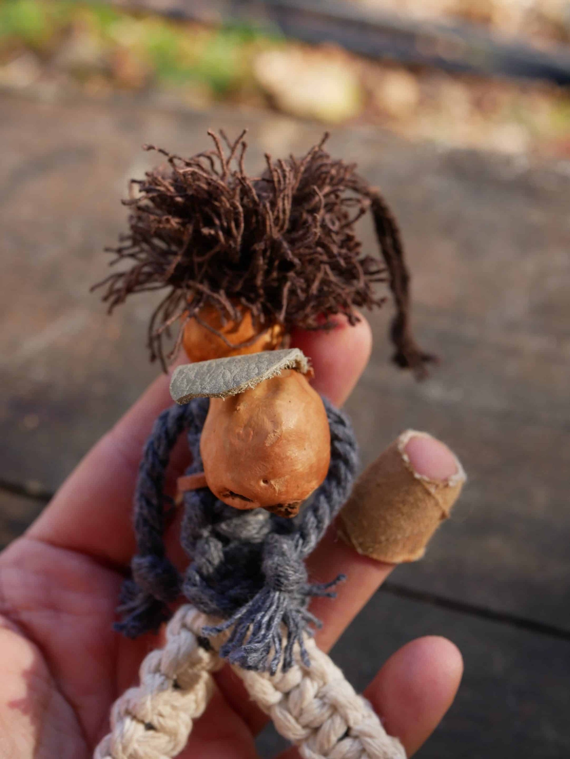 Wichtel aus Baumperle und Makramee