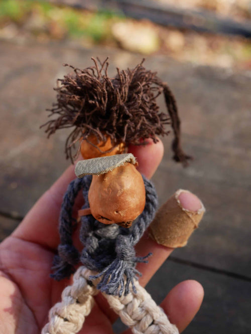 Wichtel aus Baumperle und Makramee