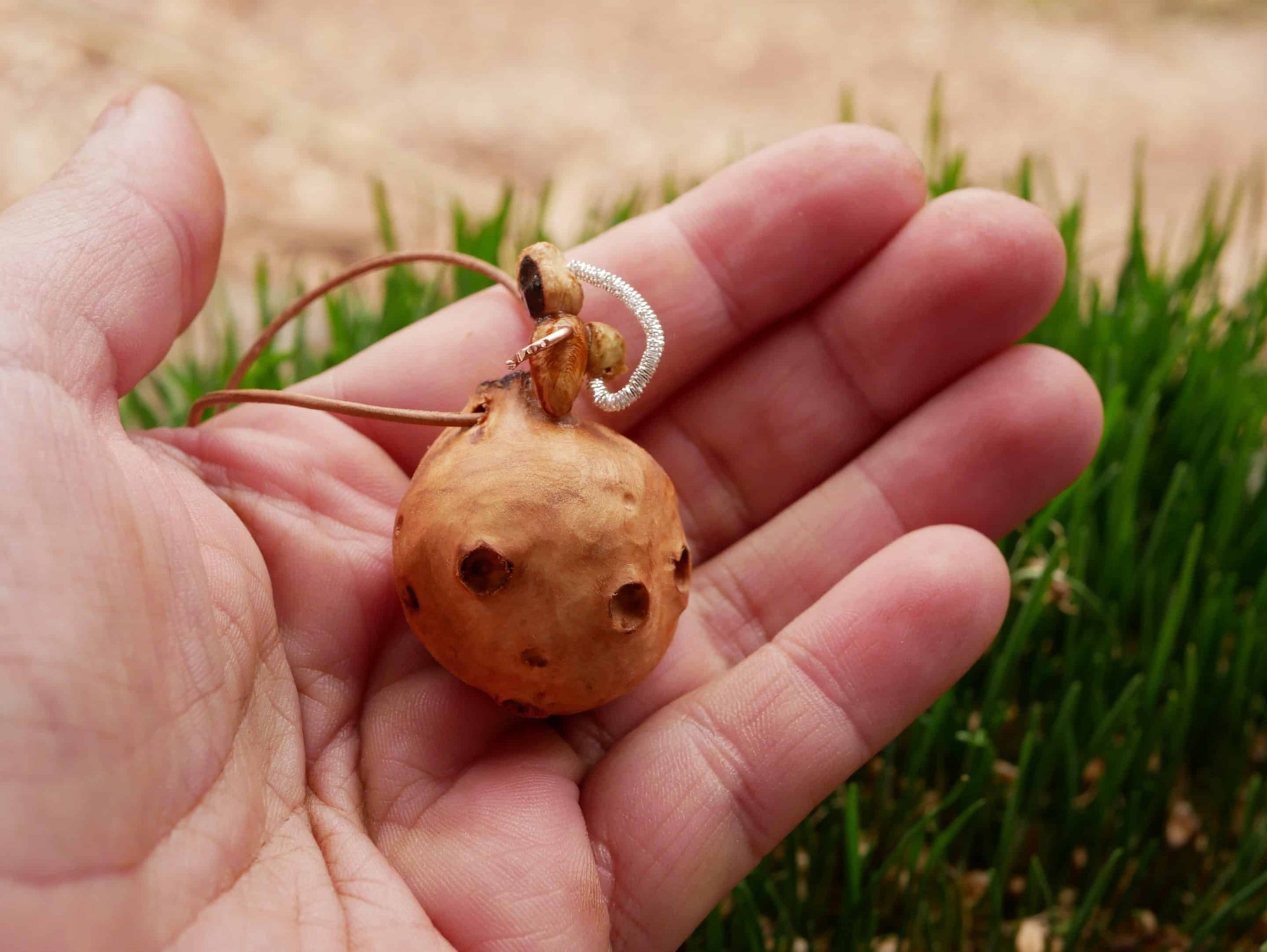 Planet aus Baumperle mit einem Astronauten der kleine Prinz like