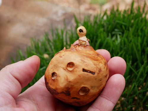 Planet aus Baumperle mit einem Astronauten der kleine Prinz like