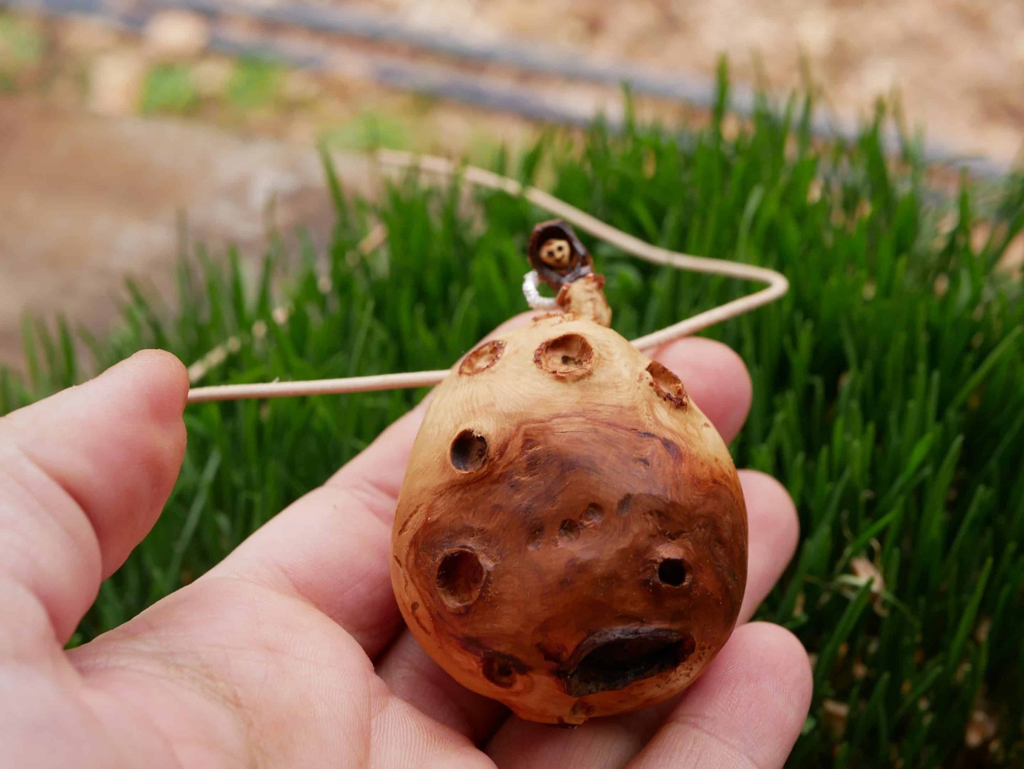 Planet aus Baumperle mit einem Astronauten der kleine Prinz like