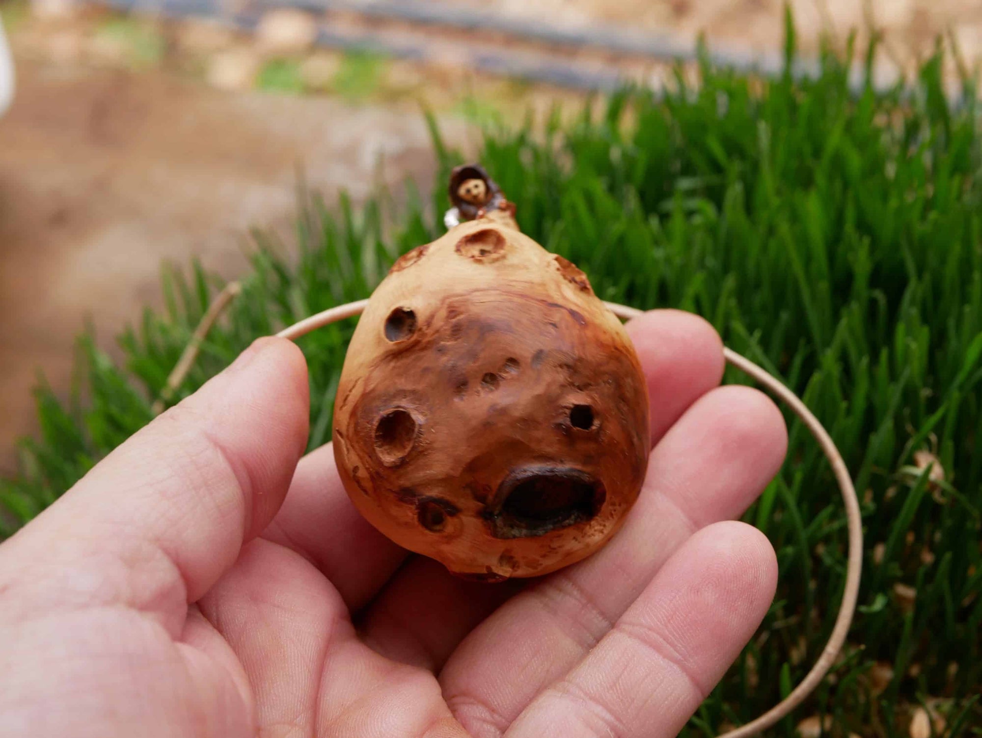 Planet aus Baumperle mit einem Astronauten der kleine Prinz like