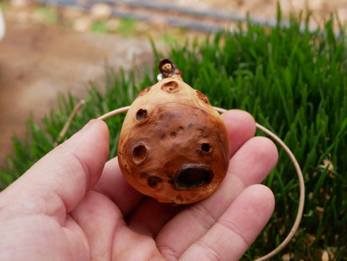 Planet aus Baumperle mit einem Astronauten der kleine Prinz like