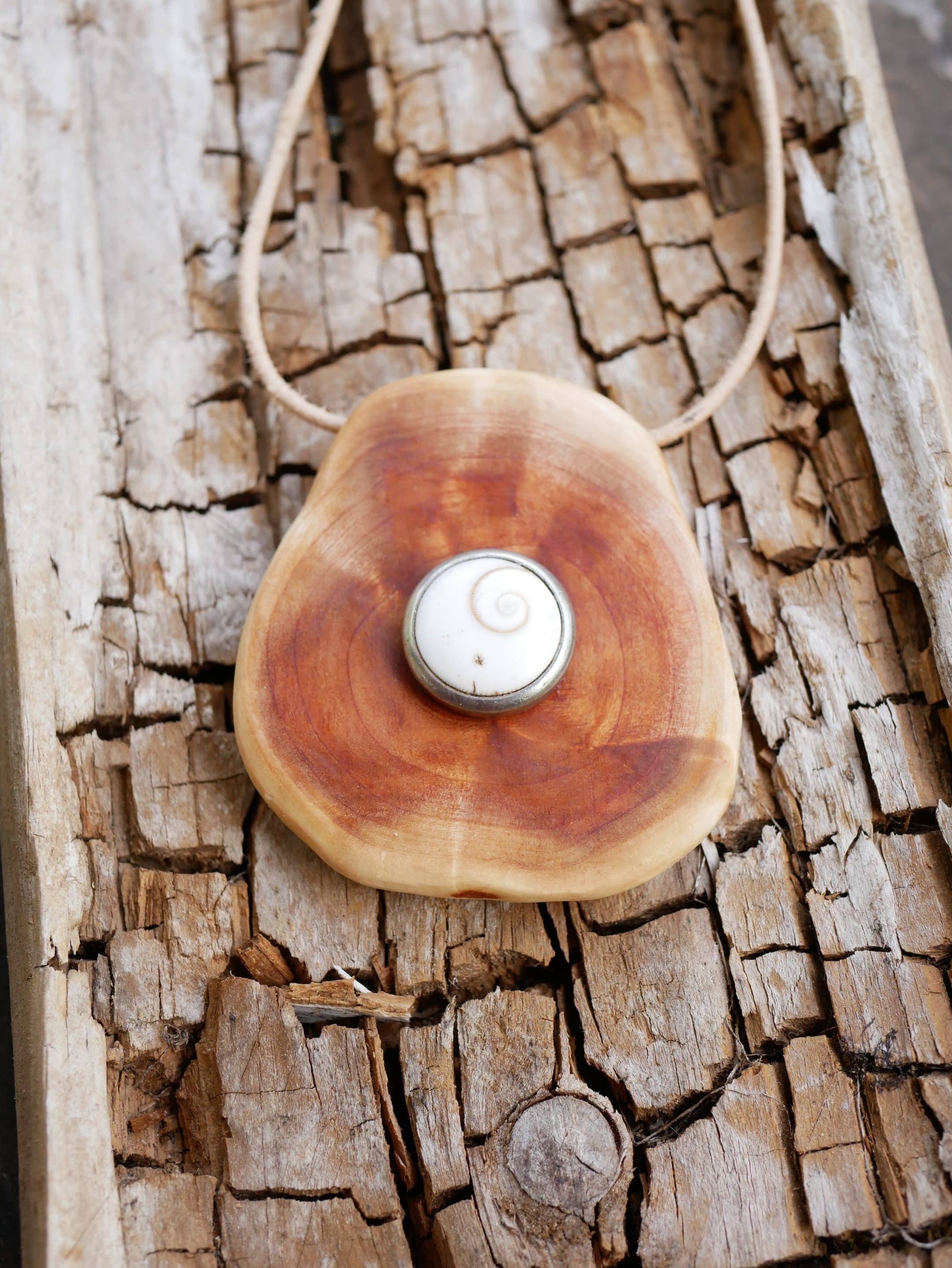 Baumperlenkette mit Button