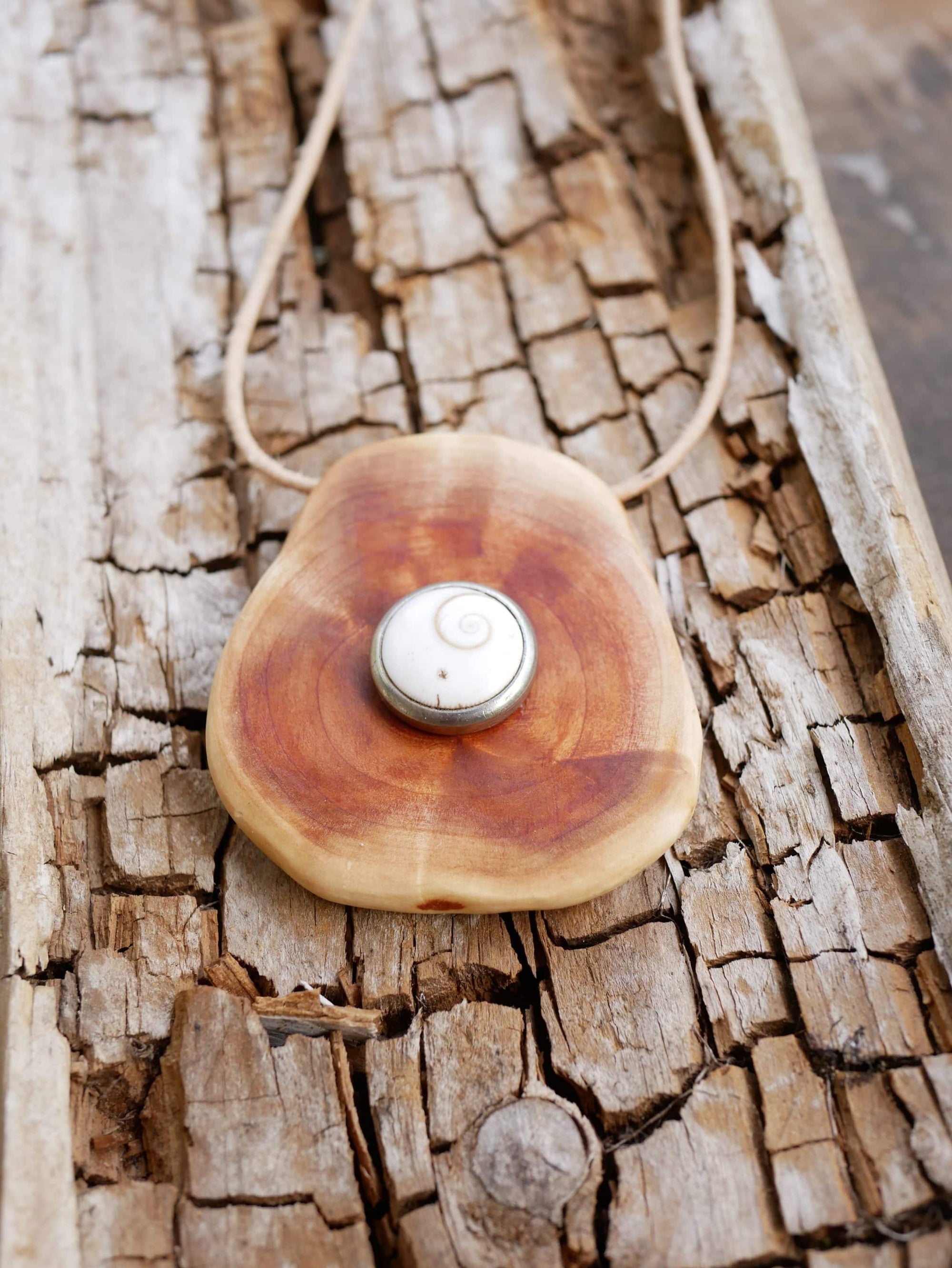 Baumperlenkette mit Button