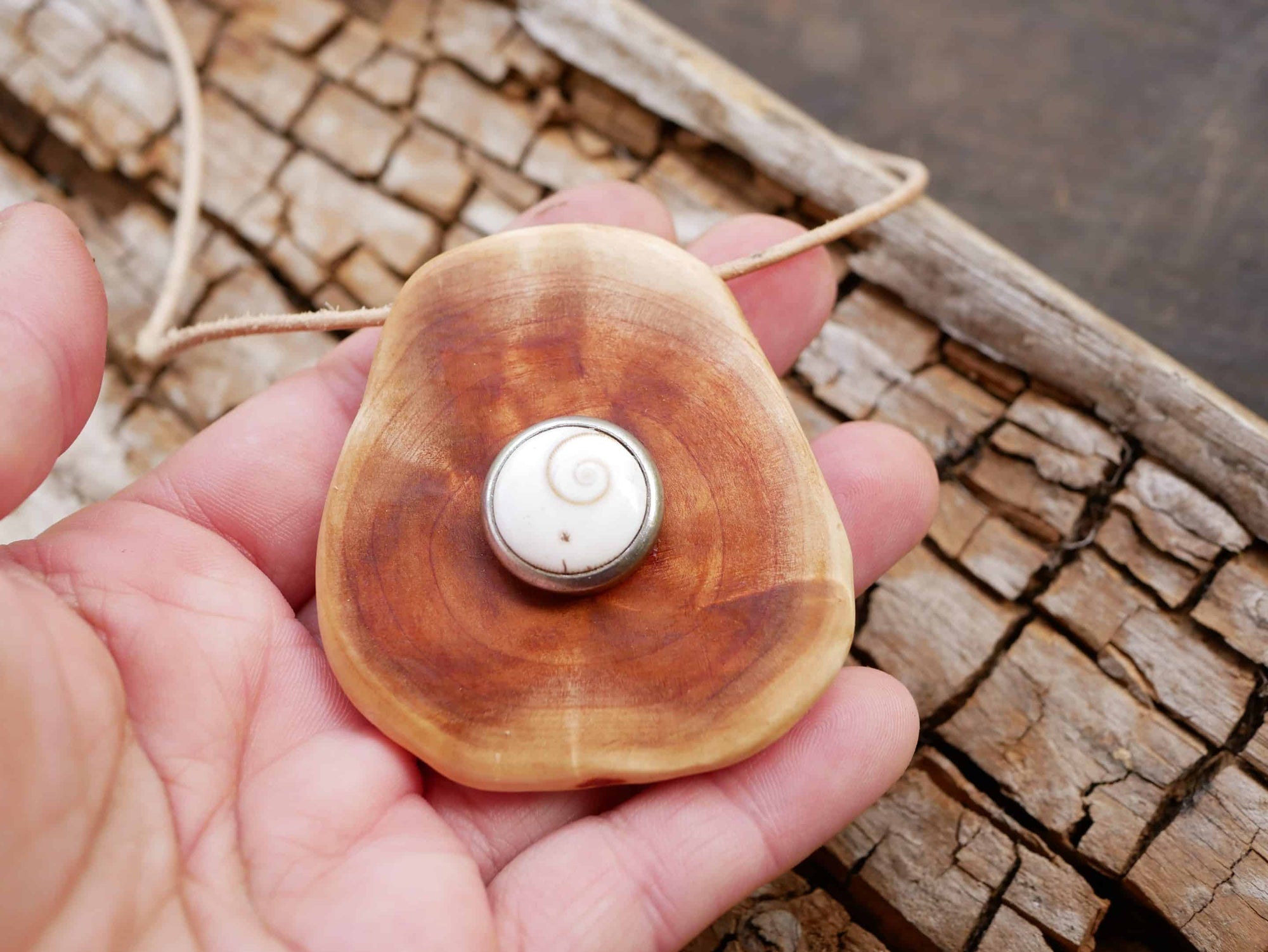 Baumperlenkette mit Button