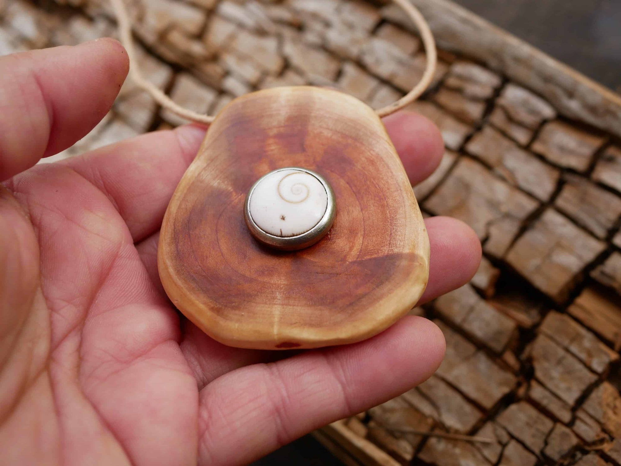 Baumperlenkette mit Button