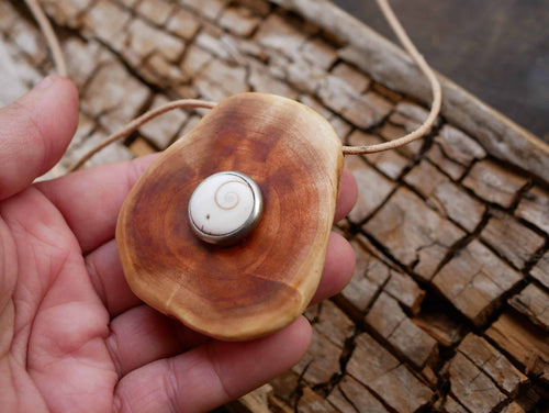Baumperlenkette mit Button