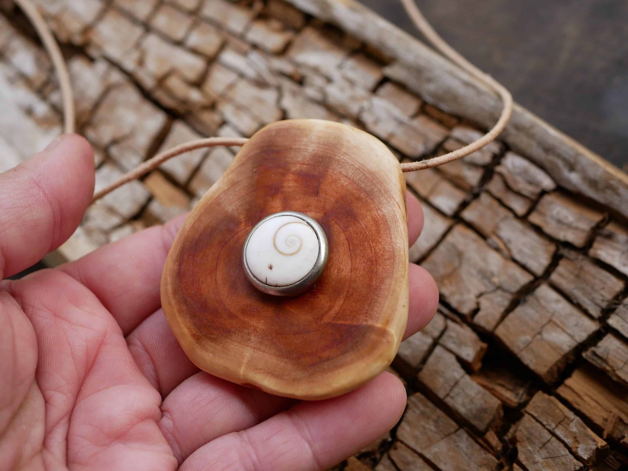 Baumperlenkette mit Button