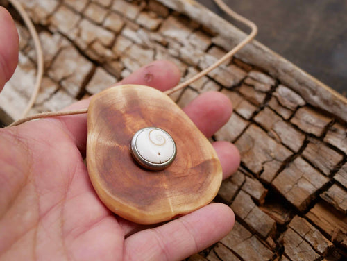 Baumperlenkette mit Button