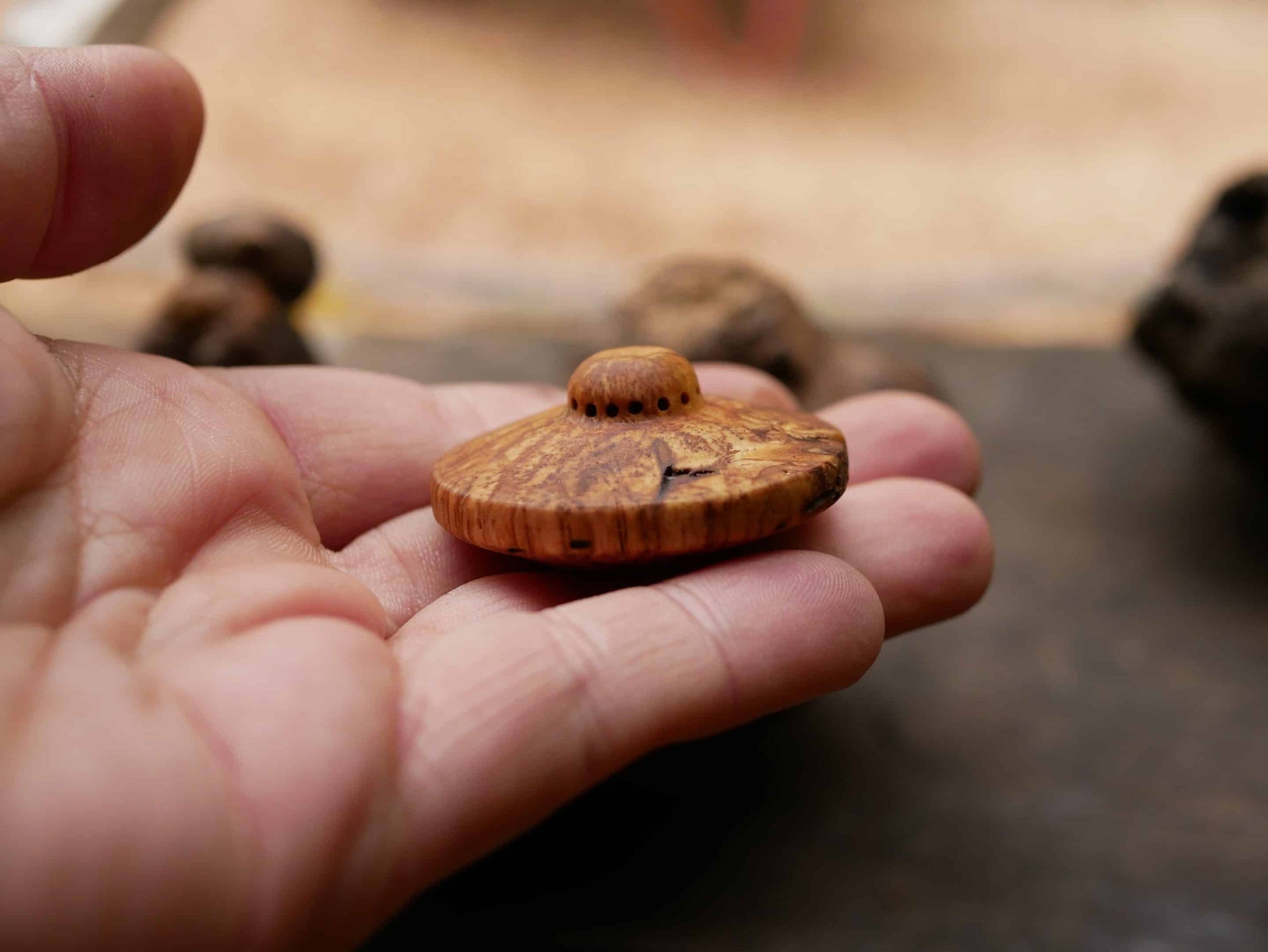 Handschmeichler Ufo aus Baumperle