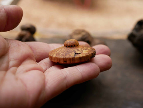 Handschmeichler Ufo aus Baumperle