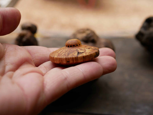 Handschmeichler Ufo aus Baumperle