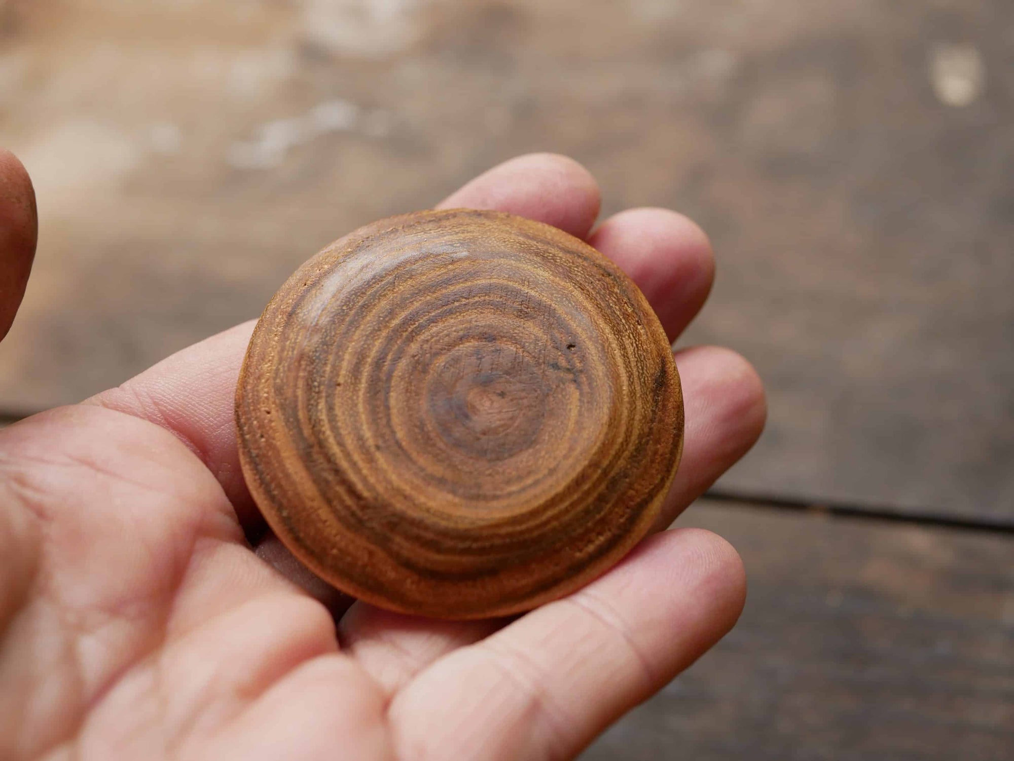 Handschmeichler Ufo aus Baumperle