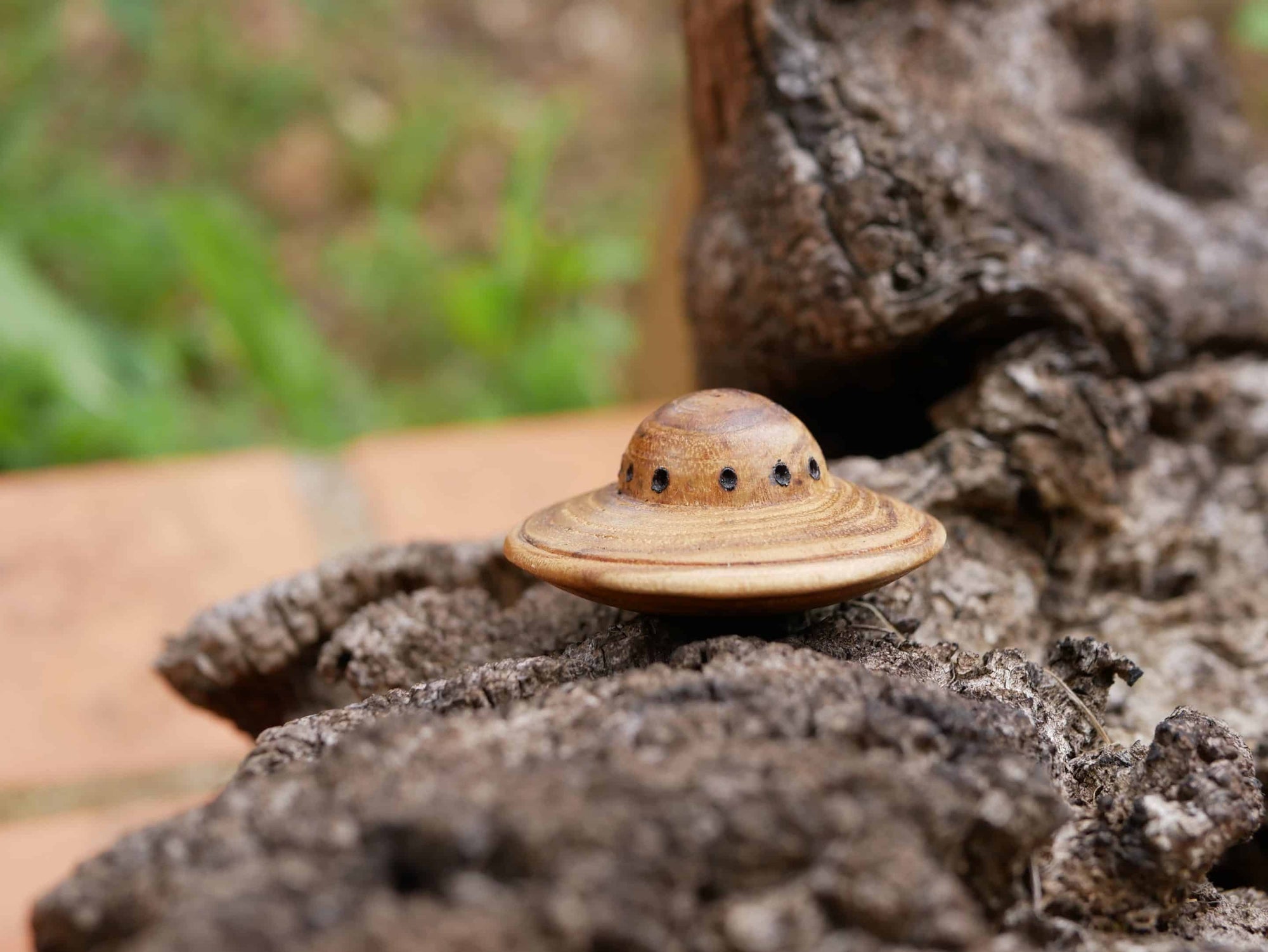 Handschmeichler Ufo aus Baumperle