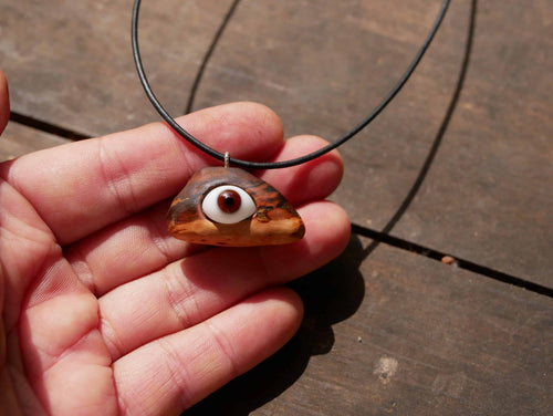 Auge in Baumperle