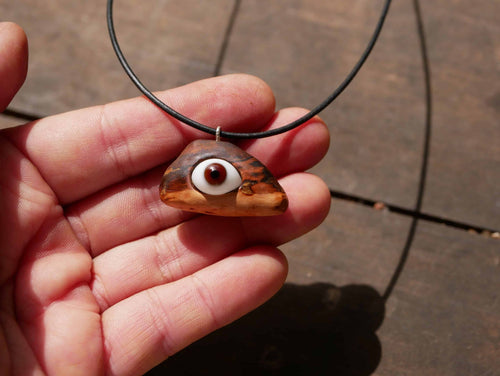 Auge in Baumperle