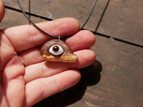 Auge in Baumperle