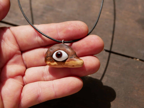 Auge in Baumperle