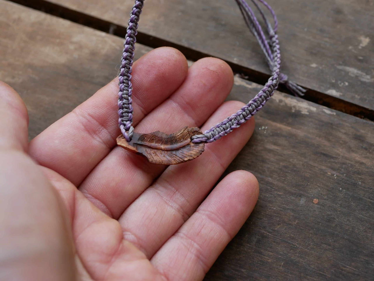 Makramee Armband mit einer Baumperle als Feder geschnitzt