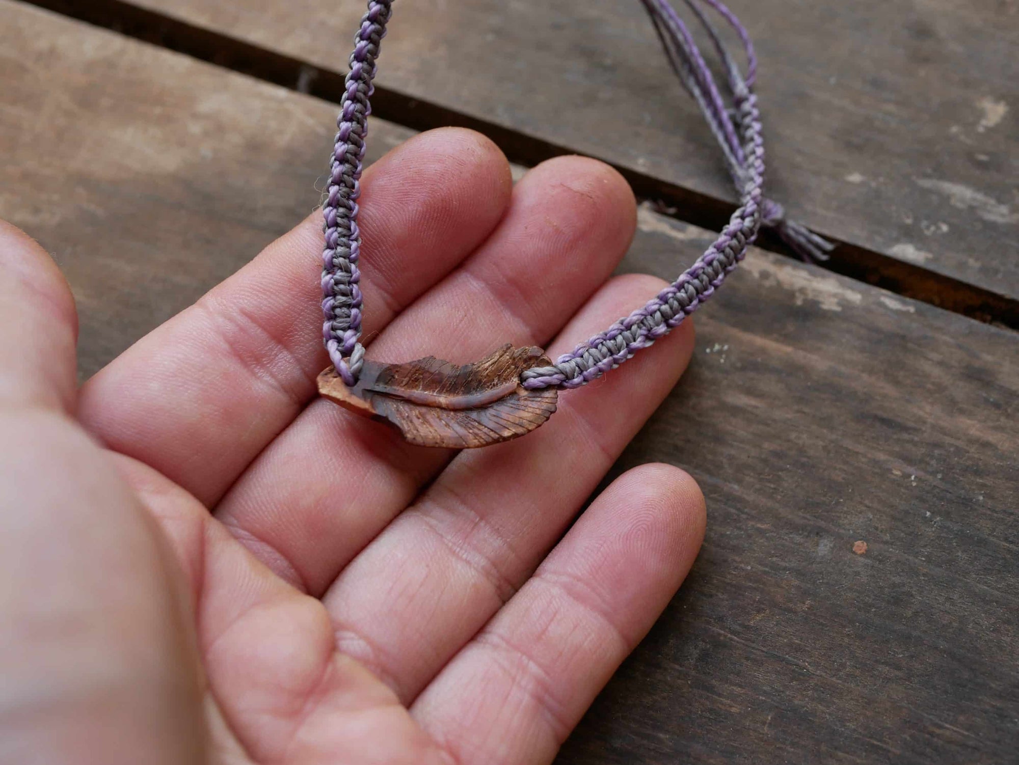 Makramee Armband mit einer Baumperle als Feder geschnitzt