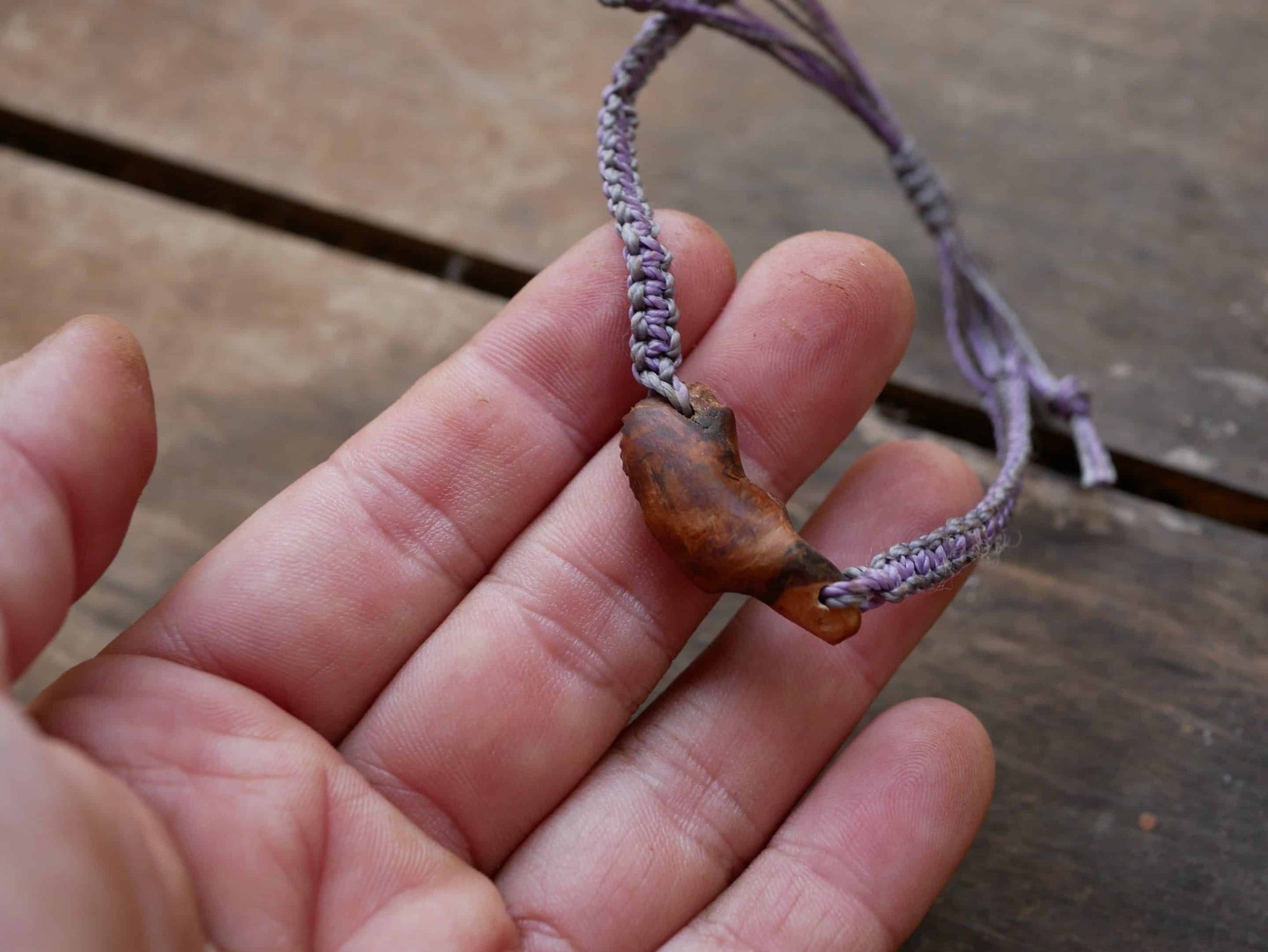 Makramee Armband mit einer Baumperle als Feder geschnitzt