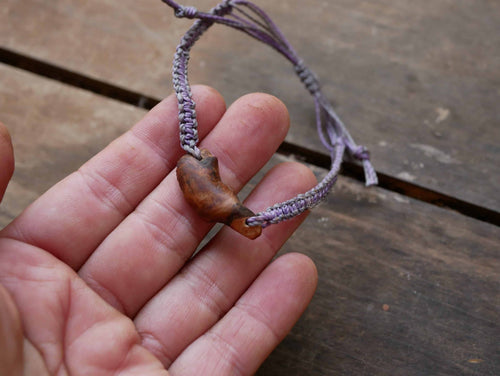 Makramee Armband mit einer Baumperle als Feder geschnitzt