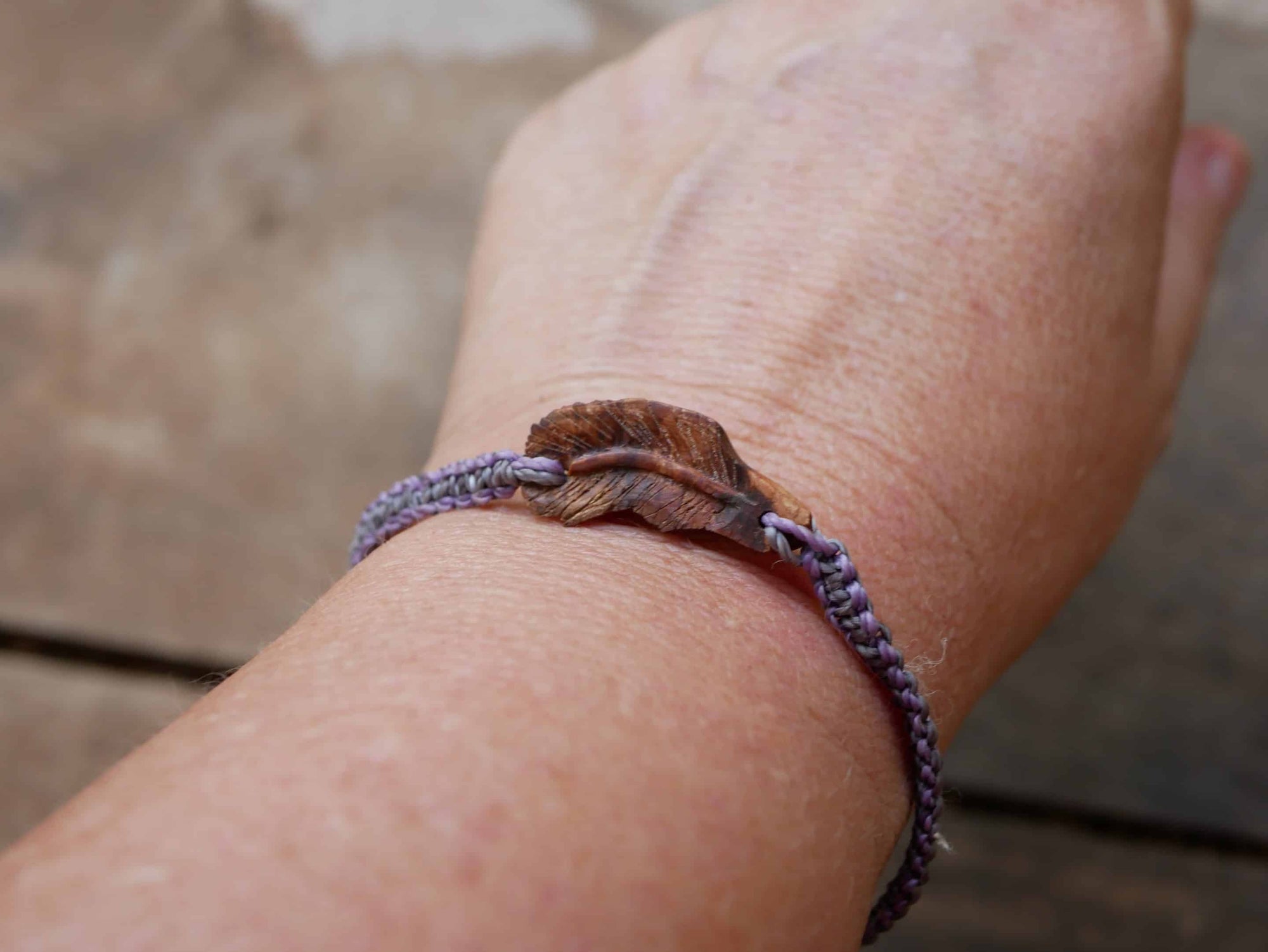 Makramee Armband mit einer Baumperle als Feder geschnitzt