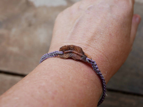 Makramee Armband mit einer Baumperle als Feder geschnitzt