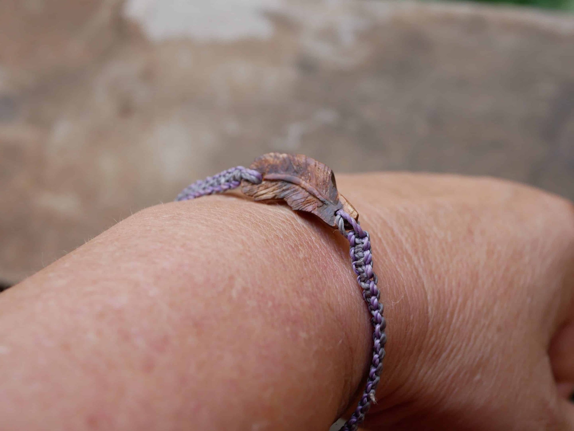 Makramee Armband mit einer Baumperle als Feder geschnitzt