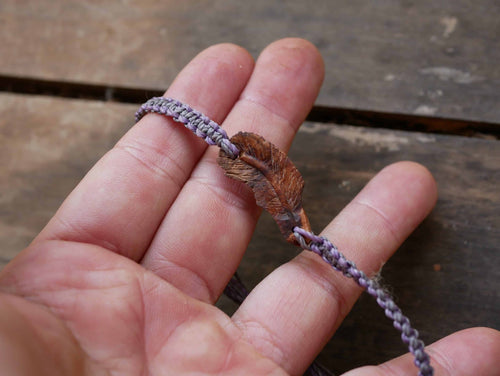 Makramee Armband mit einer Baumperle als Feder geschnitzt