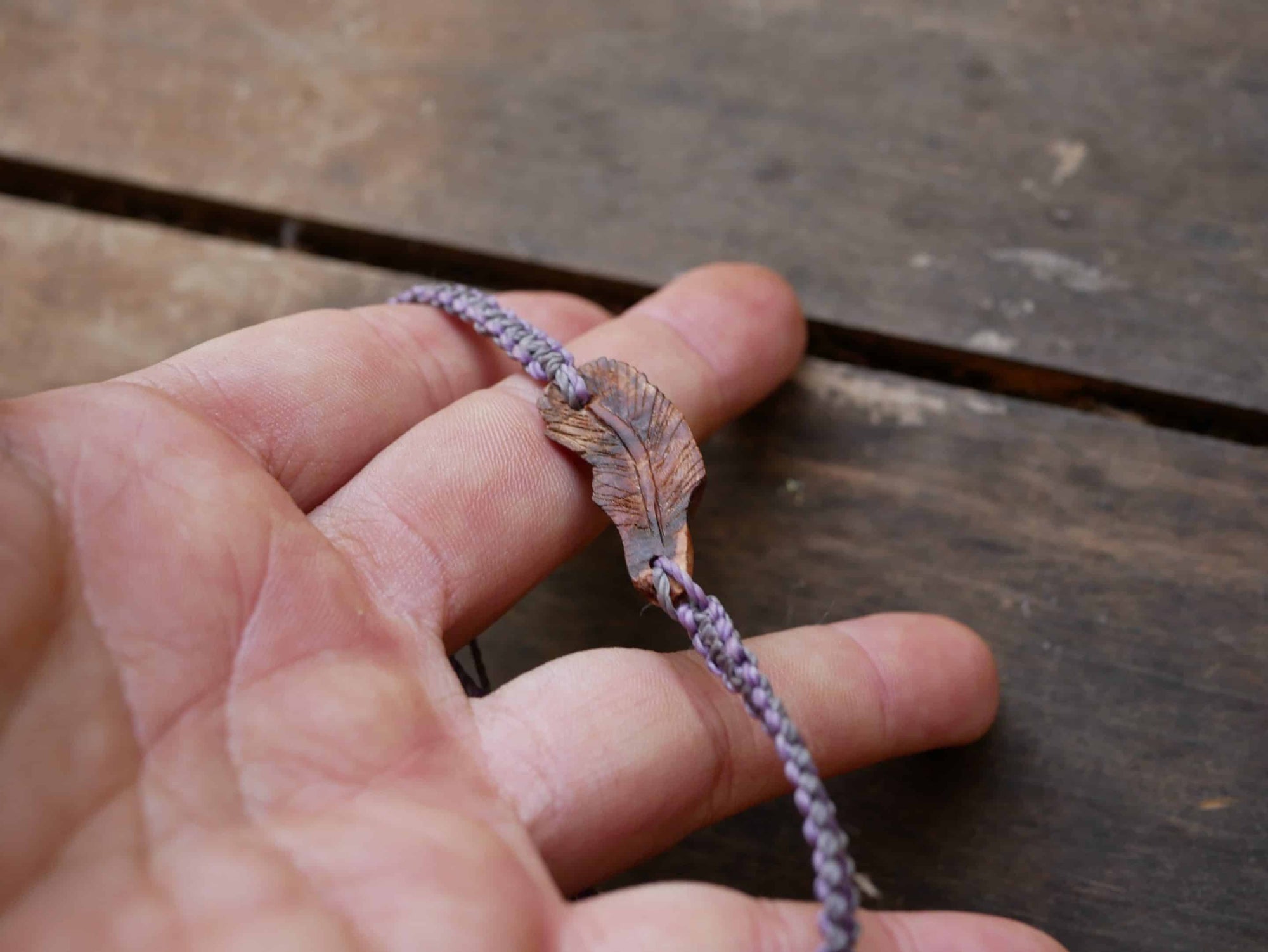 Makramee Armband mit einer Baumperle als Feder geschnitzt