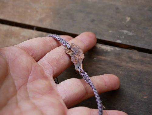 Makramee Armband mit einer Baumperle als Feder geschnitzt