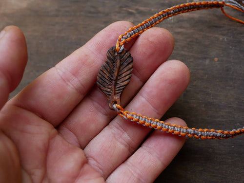 Makramee Armband mit einer Baumperle als Feder geschnitzt