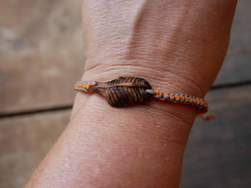 Makramee Armband mit einer Baumperle als Feder geschnitzt