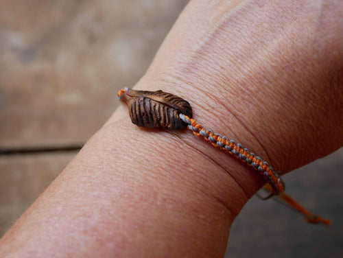 Makramee Armband mit einer Baumperle als Feder geschnitzt
