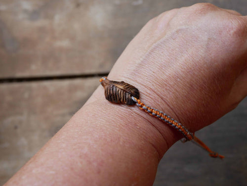 Makramee Armband mit einer Baumperle als Feder geschnitzt