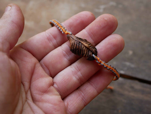 Makramee Armband mit einer Baumperle als Feder geschnitzt