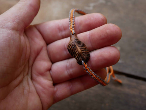 Makramee Armband mit einer Baumperle als Feder geschnitzt