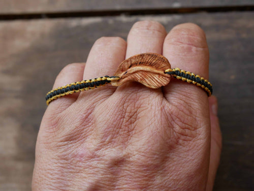 Makramee Armband mit einer Baumperle als Feder geschnitzt