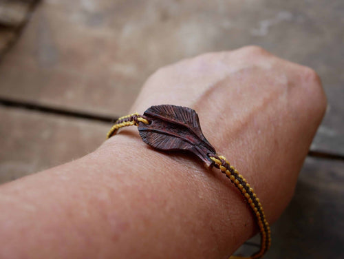 Makramee Armband mit einer Baumperle als Feder geschnitzt