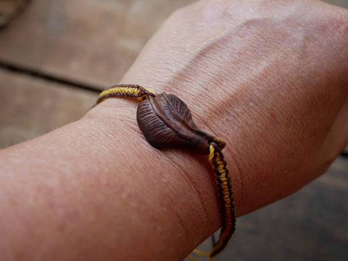 Makramee Armband mit einer Baumperle als Feder geschnitzt