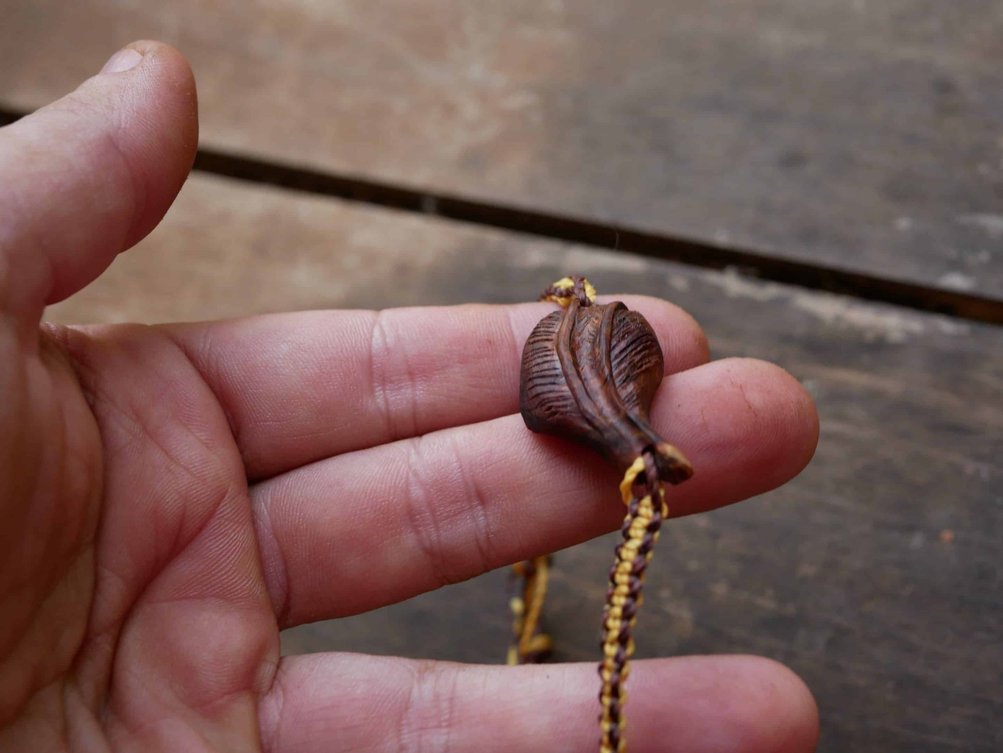 Makramee Armband mit einer Baumperle als Feder geschnitzt